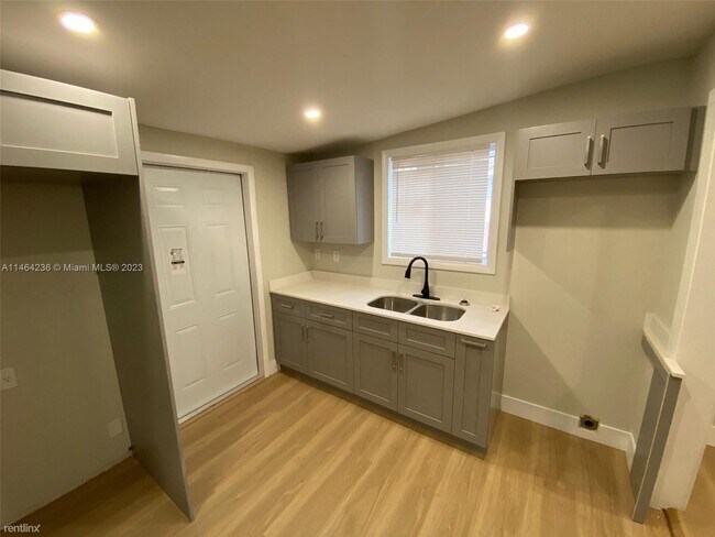 Foto del edificio - 3 br, 2 bath House - 3305 Pinewood Ave