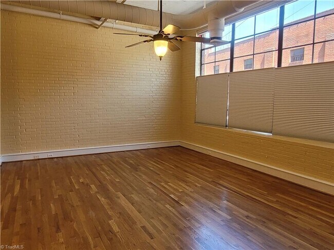 Building Photo - Great Condo in Downtown Mount Airy