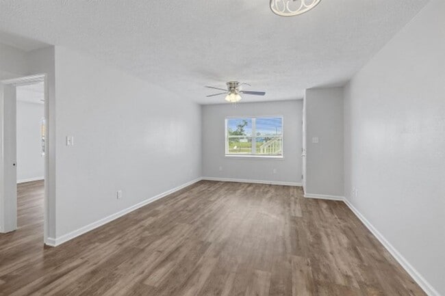 Building Photo - 270 Bruce Cir