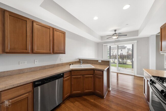 Foto del edificio - Yorkville First Floor End Unit Two Bed Condo with Pond Views