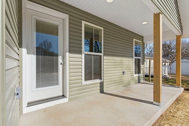 Building Photo - 1342 E Blaine St