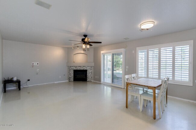 Building Photo - 278 E Jasper Ct