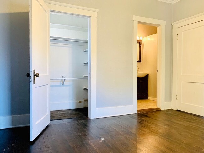 Building Photo - Beautiful 3BD 2BA Craftsman Home Located in Historic Mesta Park!!!
