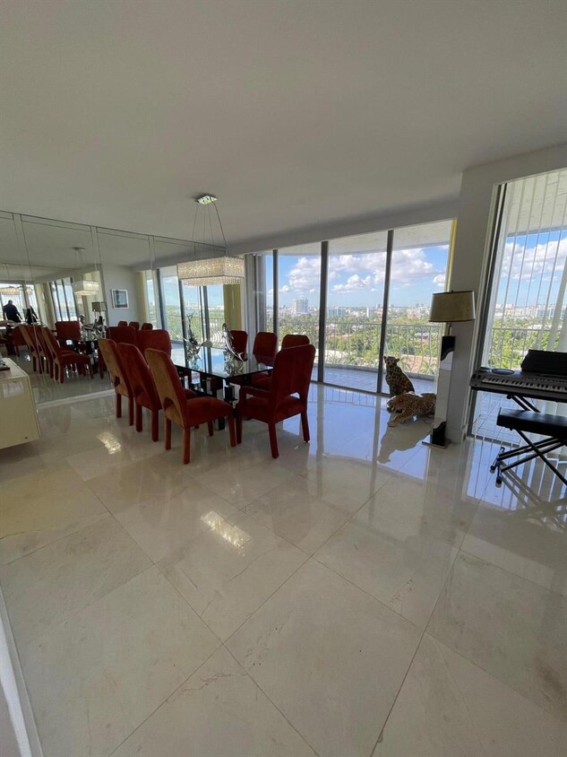 Primary Photo - 10155 Collins Ave