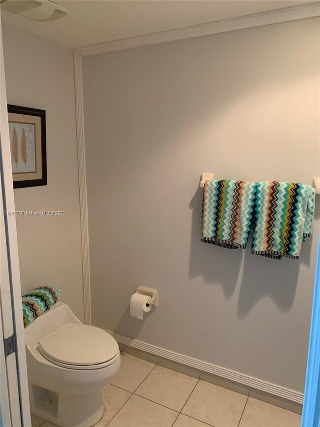 Foto del edificio - 15051 Royal Oaks Ln