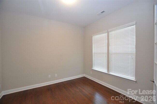Building Photo - 1004 Sterling Dr
