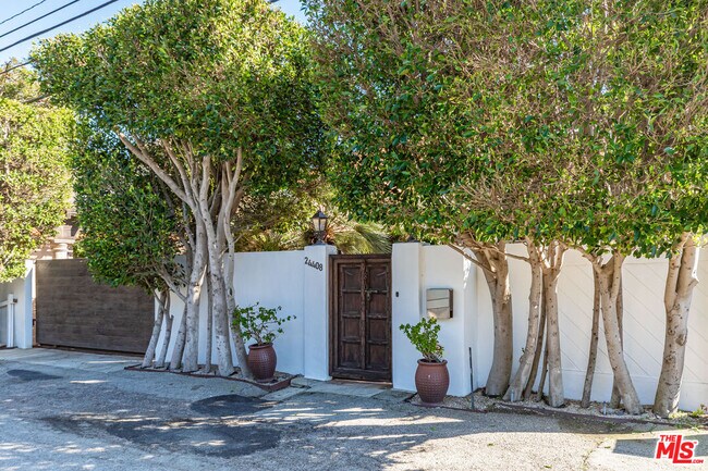 Foto del edificio - 24408 Malibu Rd