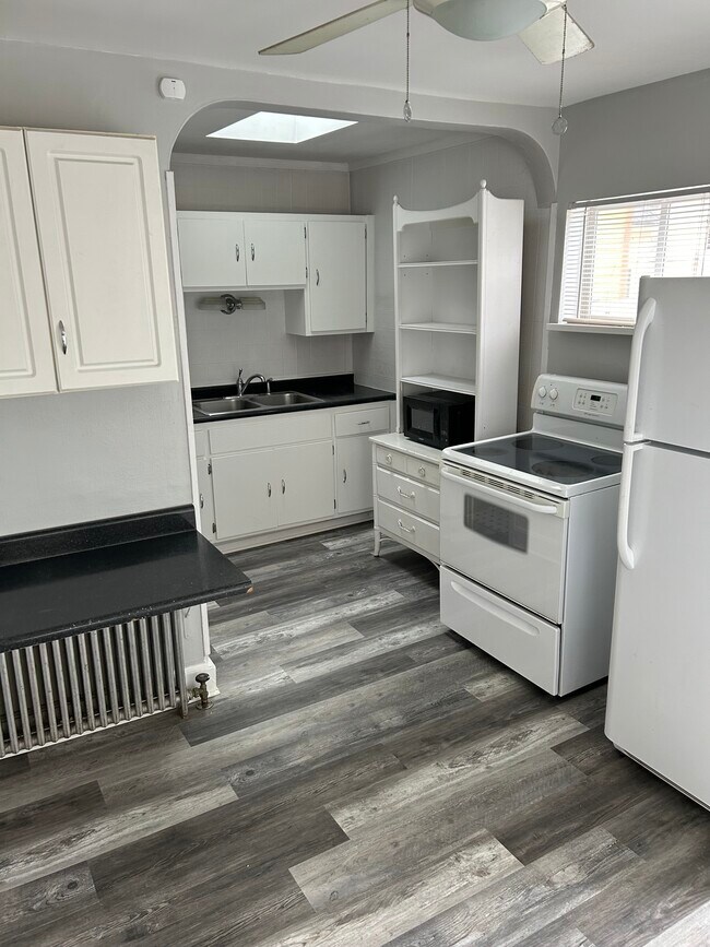 Kitchen - 1463 N Franklin Pl