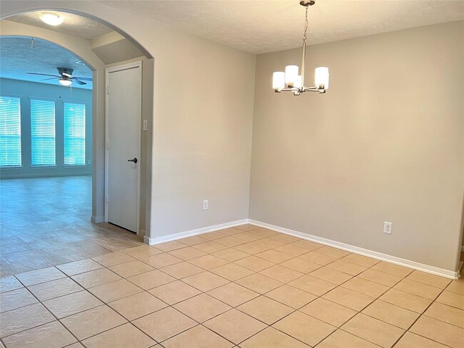 Building Photo - 2207 Diamond Crest Dr