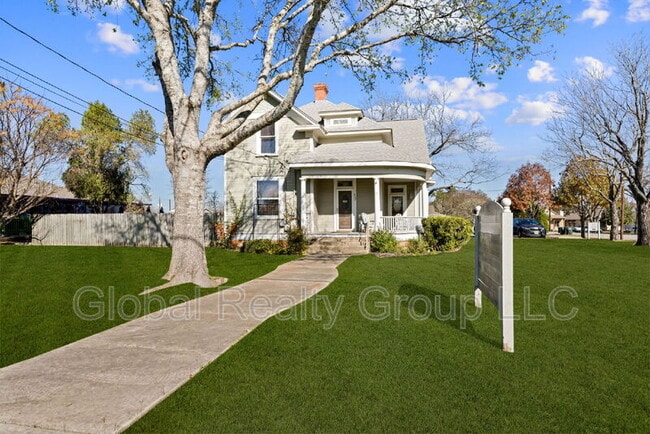 Building Photo - 802 W Center St