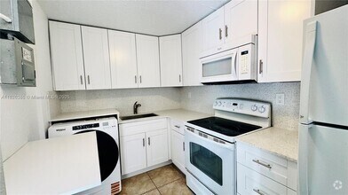 Building Photo - 531 SW 38th Terrace