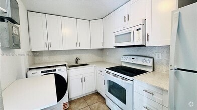 Building Photo - 531 SW 38th Terrace