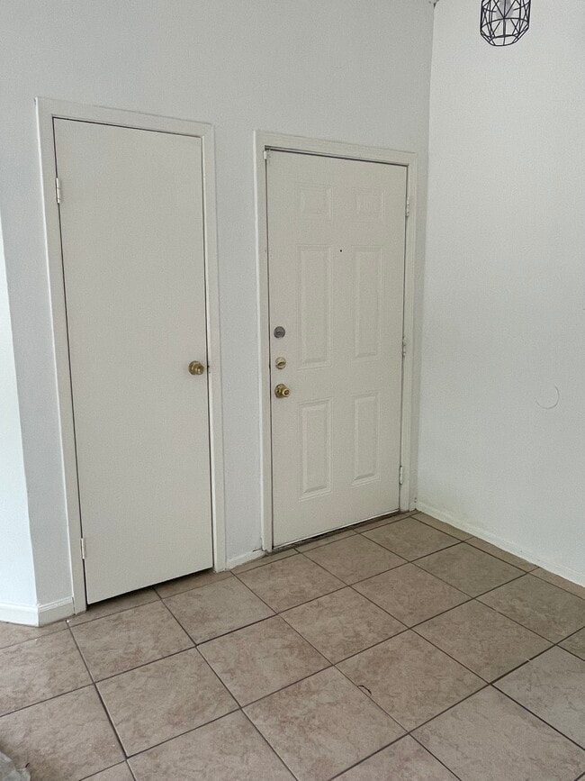 Building Photo - Farley Drive Unit B