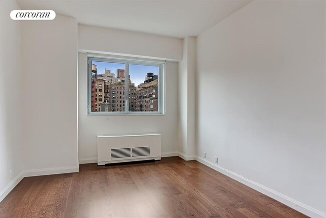 Building Photo - 200 E 94th St