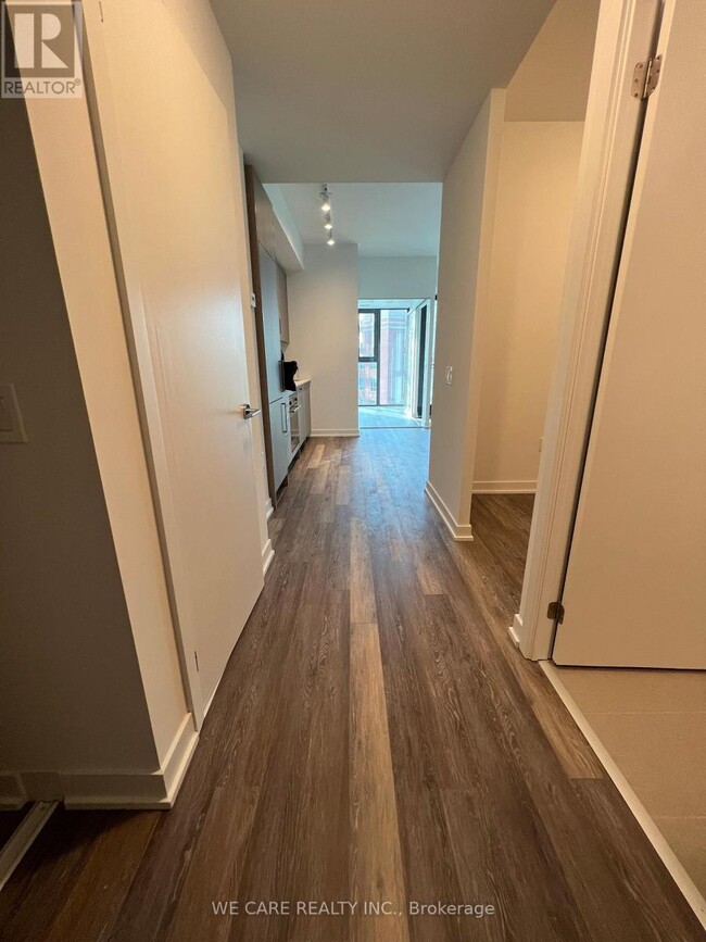 Photo du bâtiment - 250-250 Lawrence Ave W