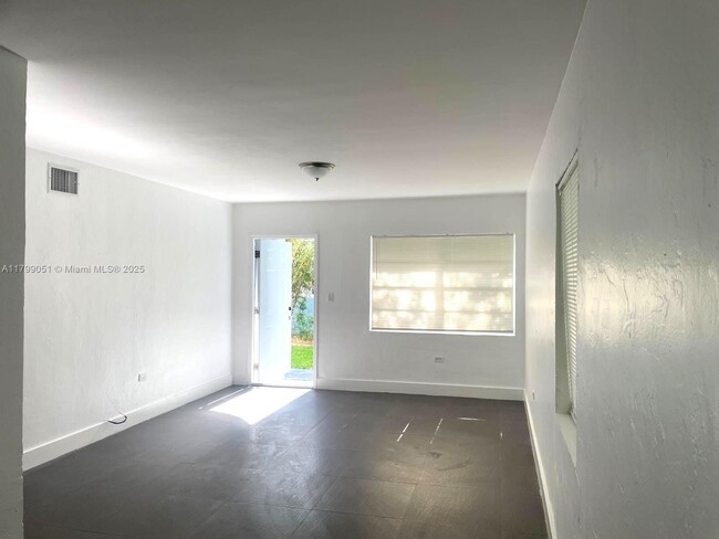 Building Photo - 1784 Normandy Dr