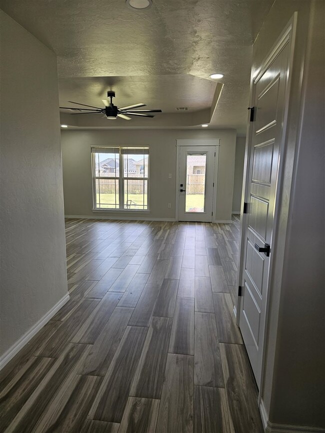 Building Photo - 207 Meadowlark Ln