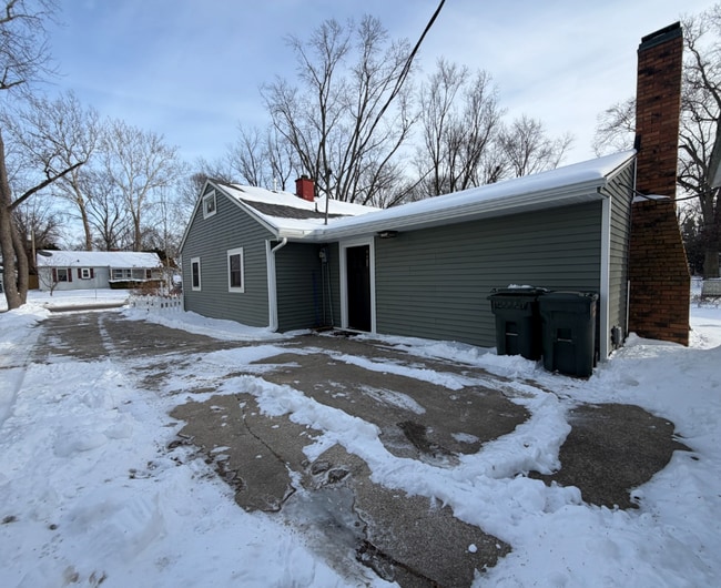 View of side entrance. - 1101 S Cottage Grove Ave