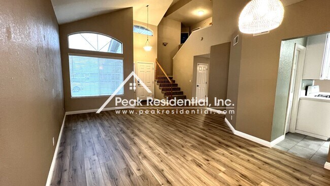 Foto del edificio - Wonderful 3bd/2.5ba Antelope Home with 2 C...