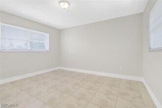 Building Photo - 4325 SE 16th Pl