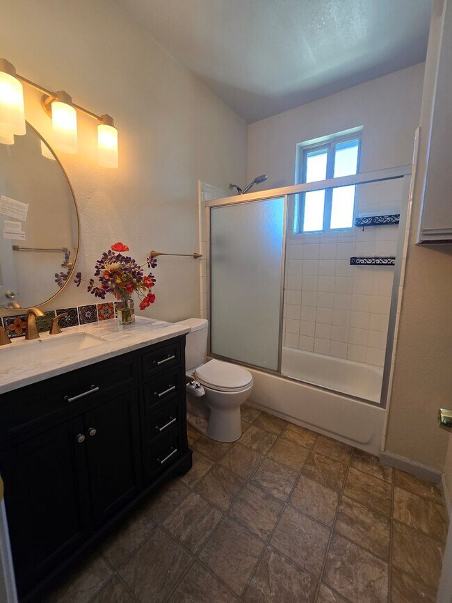 Foto del edificio - Beautiful 2nd story unit with beautiful vi...