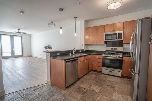 Building Photo - 1 Bedroom Condo for Rent in the Madisons!