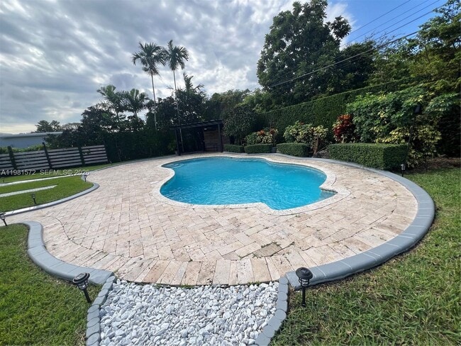 Foto del edificio - 140 Pocatella St