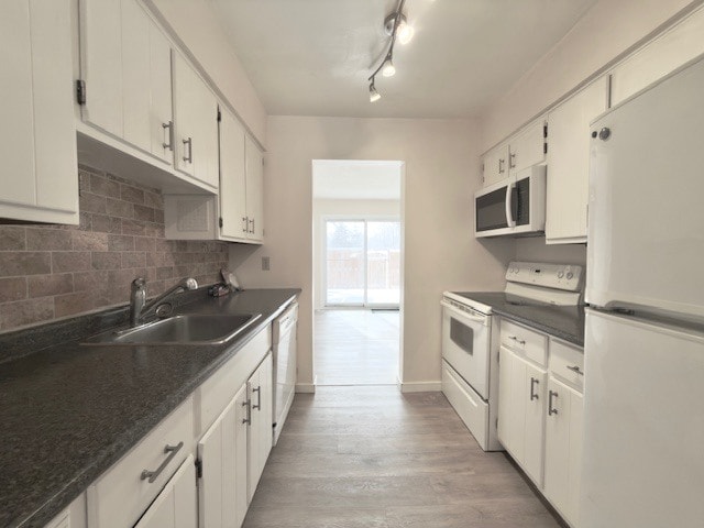 Photo du bâtiment - Cute 3 Bdrm Townhome with Finished Bsmt * Fenced Yard * AVAIL Now!