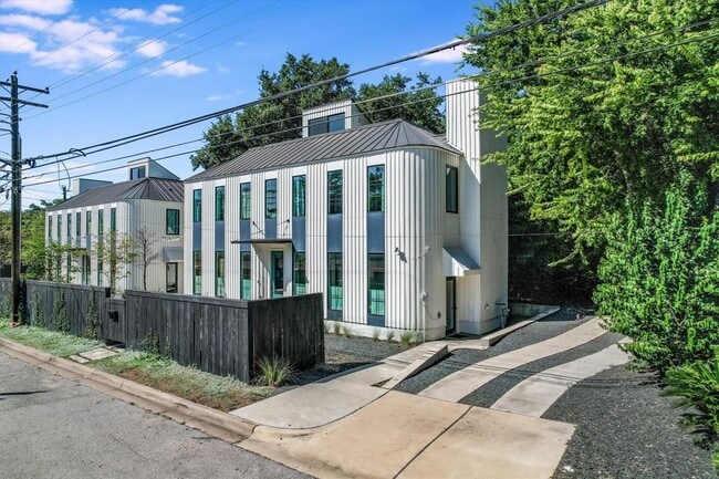 Building Photo - 1304 Navasota St