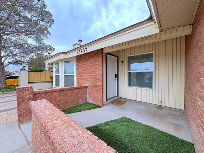 Foto del edificio - Northeast El Paso 2 bed Refrig A/C Duplex