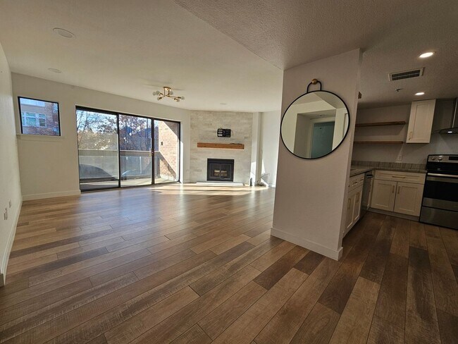 Foto del edificio - Cherry Creek Beautiful and Bright 1 Bed 1 Bath Condo