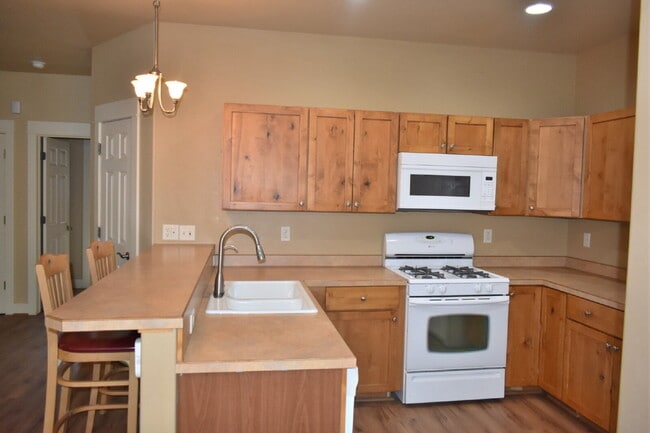 Building Photo - Beautifully Designed, Dog Friendly 3-Bedro...