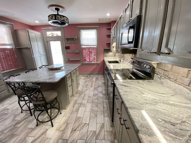 Foto del edificio - 3 Bedroom 1.5 Bath Private Home Must See K...