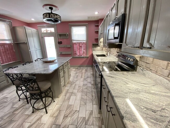 Building Photo - 3 Bedroom 1.5 Bath Private Home Must See K...