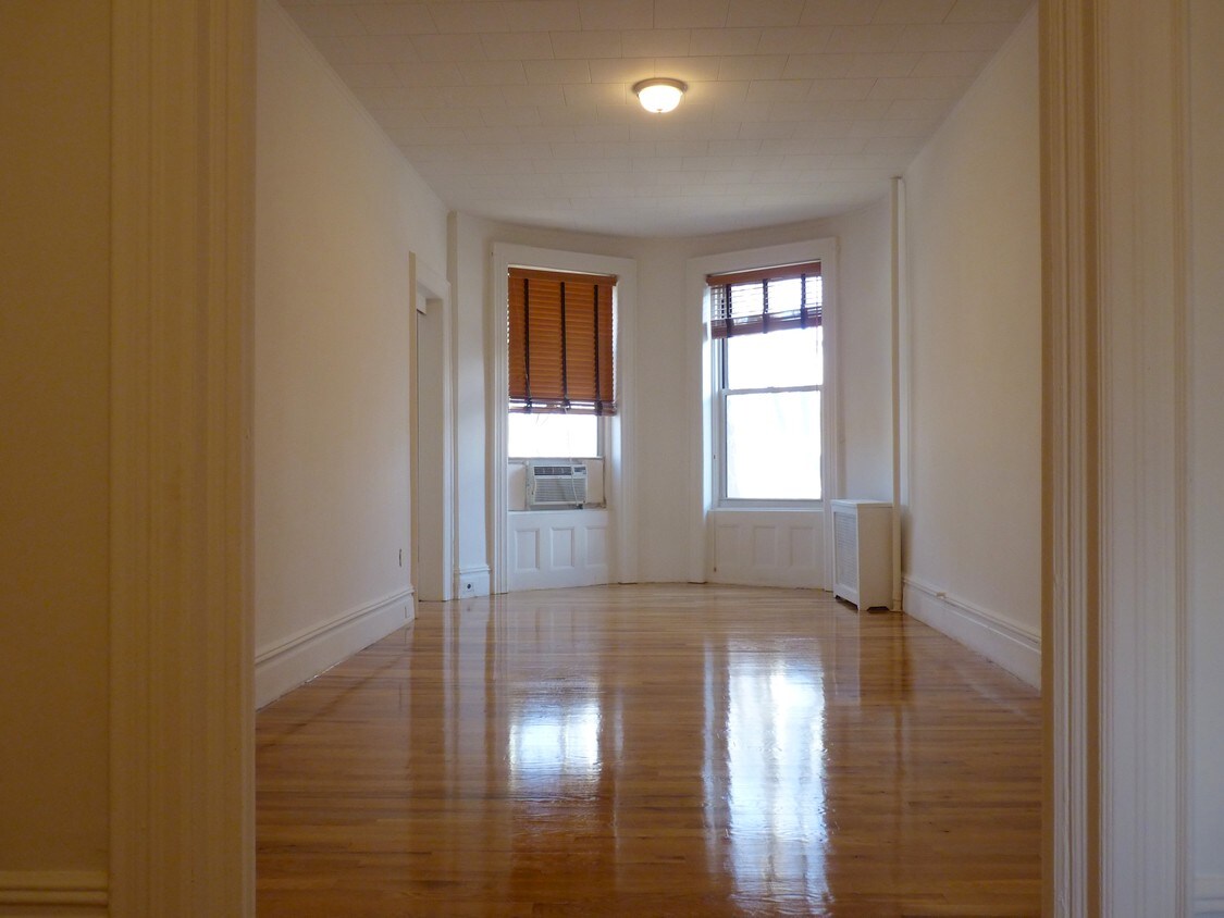Primary Photo - 123 Russell St