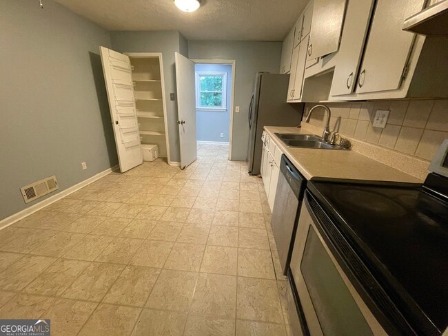 Foto del edificio - 5568 Rock Garden Ct NW