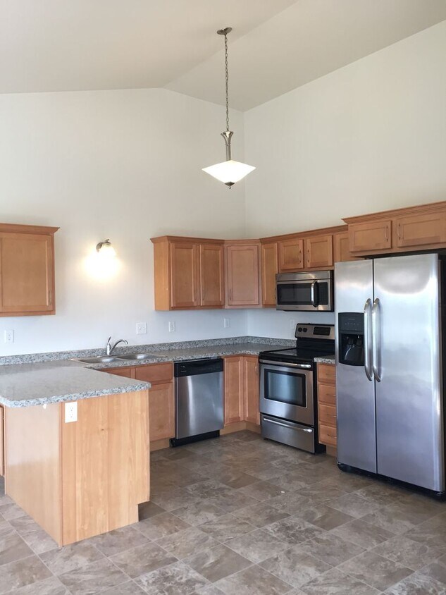 Foto principal - 3 Bed 3 Bath Twin Home