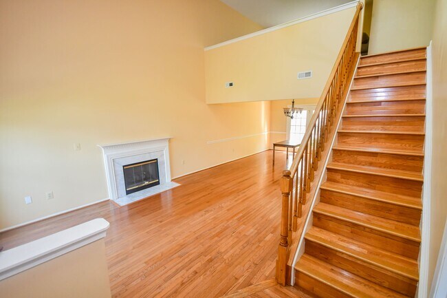 Building Photo - 6098 Oaklawn Ln