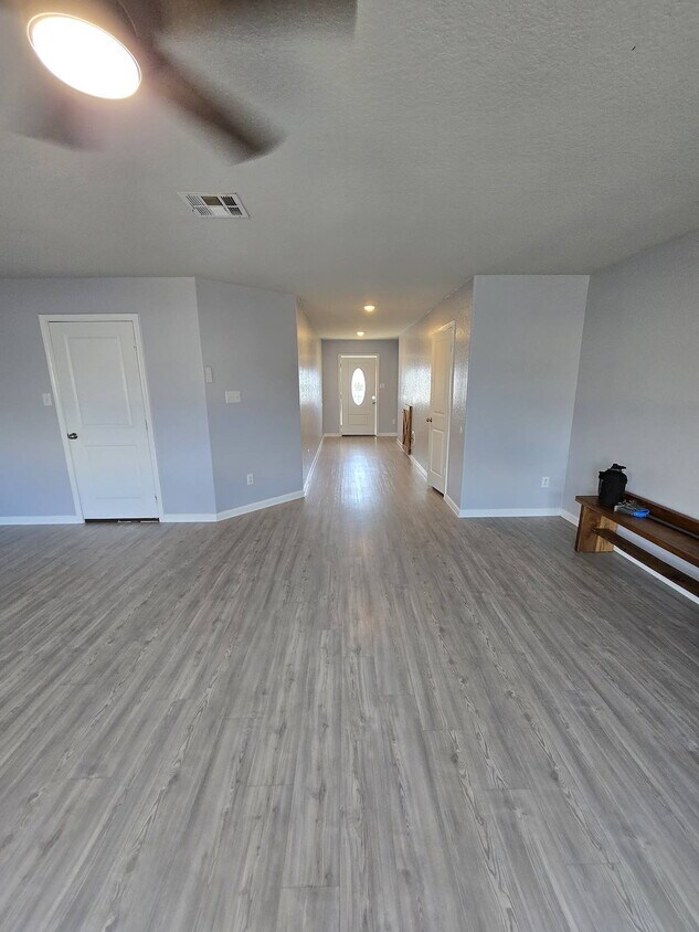 Foto del edificio - "Charming 4-Bed Oasis with 2.5 Baths in Converse, TX – Spacious 1950 Sq Ft Sanctuary Awaits!"