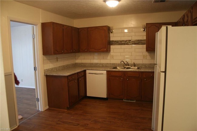 Building Photo - 2863 Chamberlain Rd