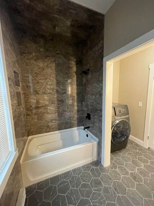 Foto del edificio - 2 Bedroom 1 Bath in the Village of Manlius- Only $750 Security Deposit