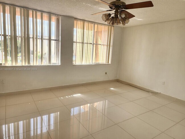 Foto del edificio - 1088 W 40th St