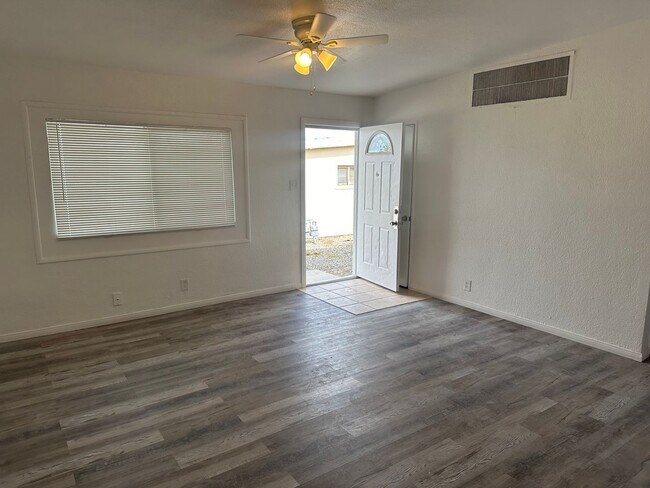 Building Photo - Newly Upgraded 2 Bed 1 Bath Apartment!