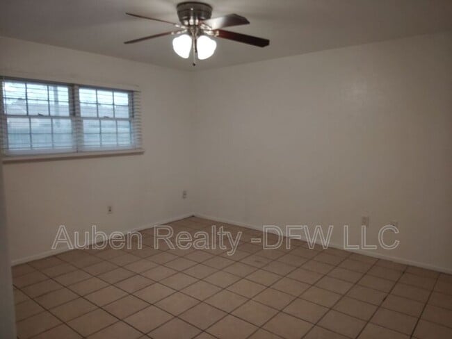 Building Photo - 545 Canary Ln