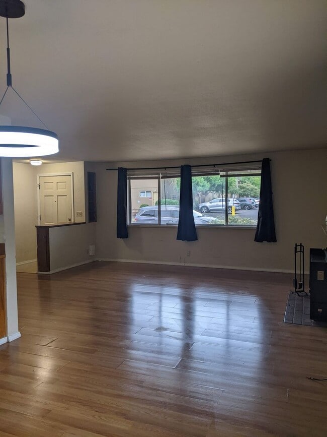 Building Photo - CovB01