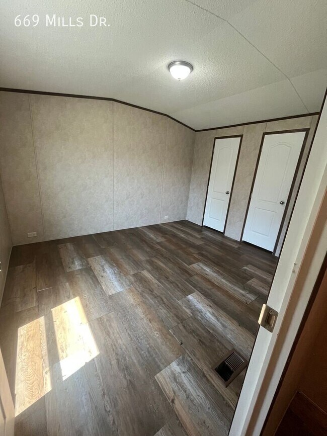 Foto del edificio - 669 W Mills Dr