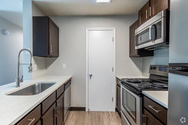 2BR, 2BA - 871SF - Seven West at the Trails