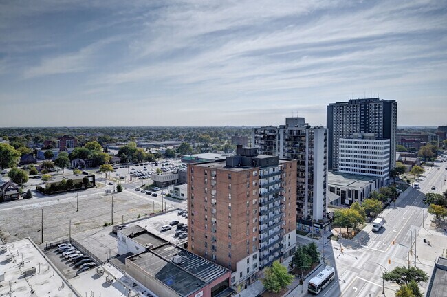Photo du bâtiment - Ouellette Tower Apartments