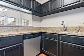 Building Photo - 3122 Camelot Dr