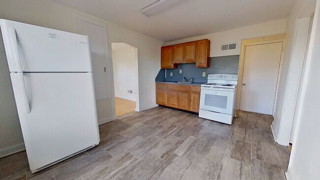 Building Photo - 2nd Floor Apartment